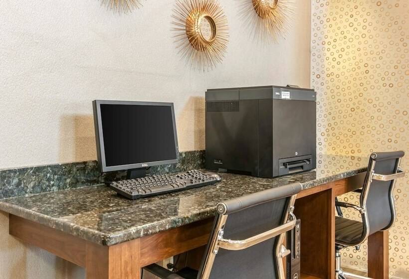 فندق Comfort Suites