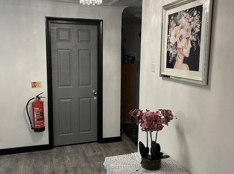 Отель Da Vinci Guest House Gatwick