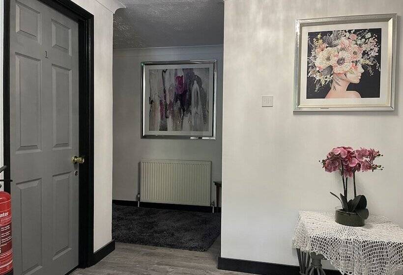 Отель Da Vinci Guest House Gatwick