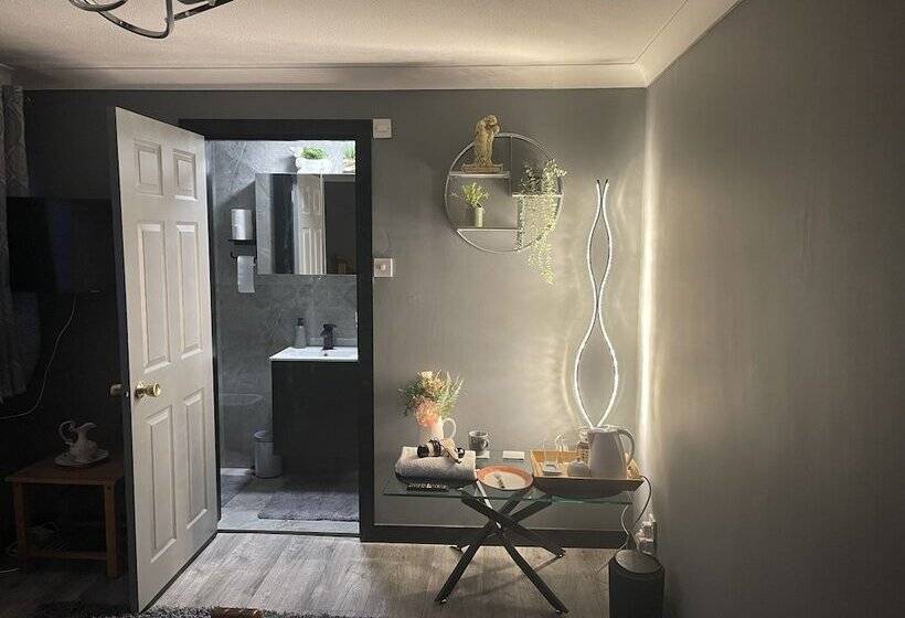 Отель Da Vinci Guest House Gatwick