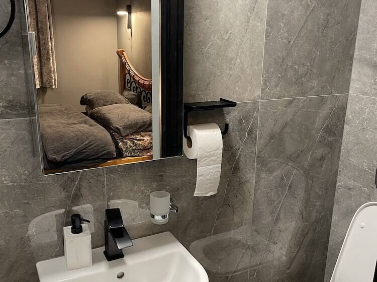 Отель Da Vinci Guest House Gatwick