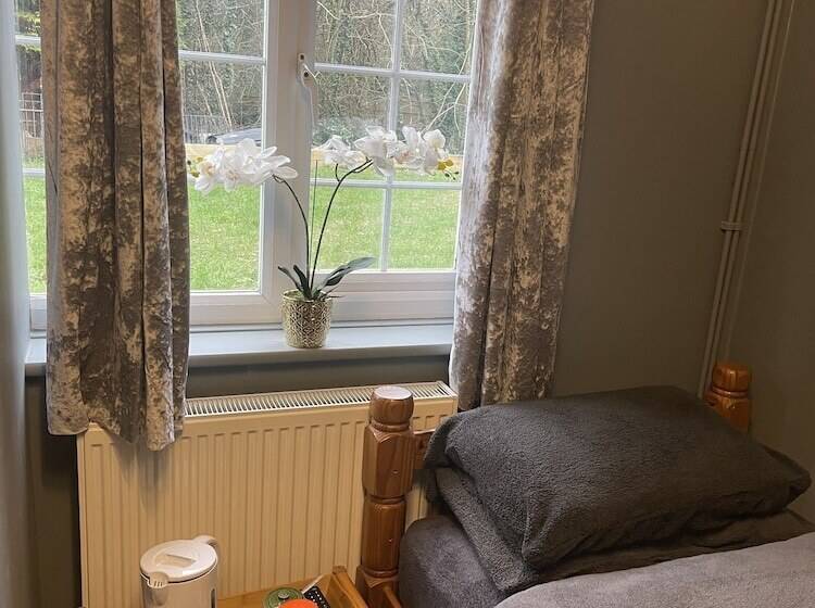 Отель Da Vinci Guest House Gatwick