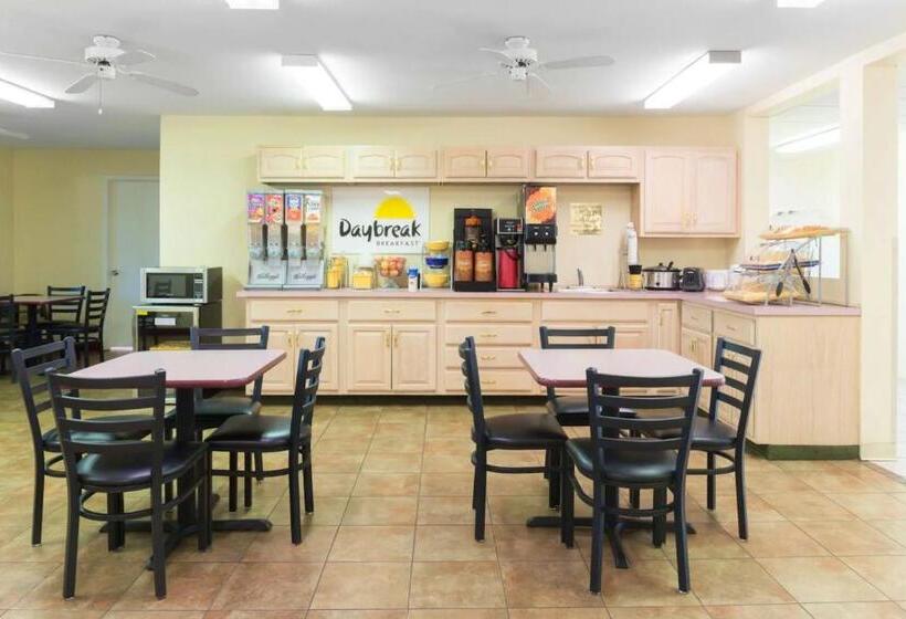 בית מלון כפרי Days Inn By Wyndham Mount Vernon