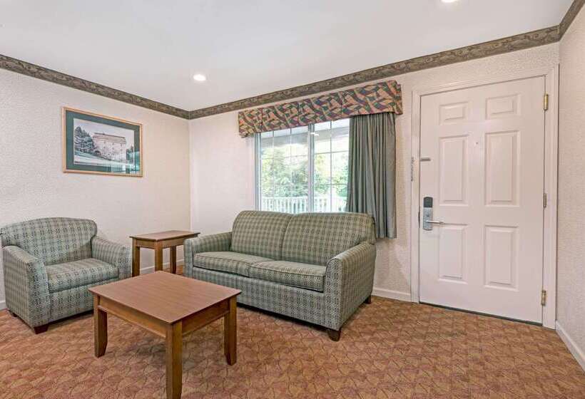 Отель Days Inn By Wyndham Ridgefield