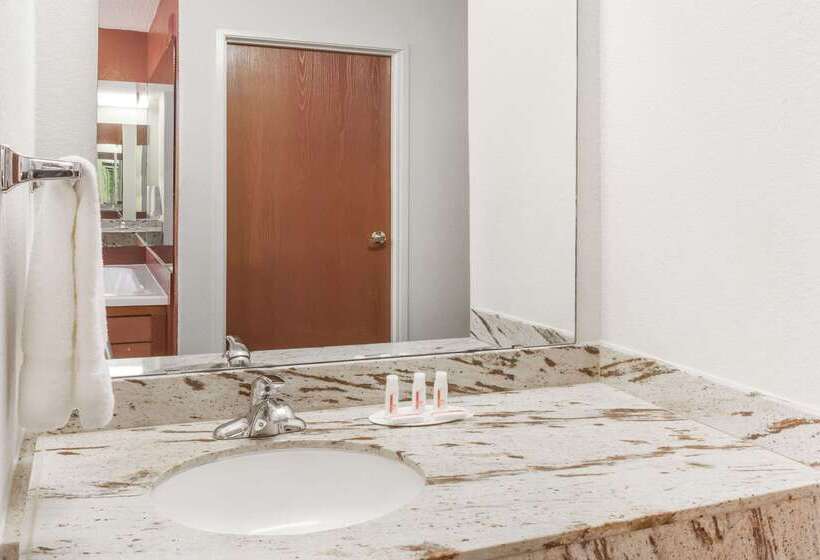 فندق Days Inn & Suites By Wyndham New Iberia