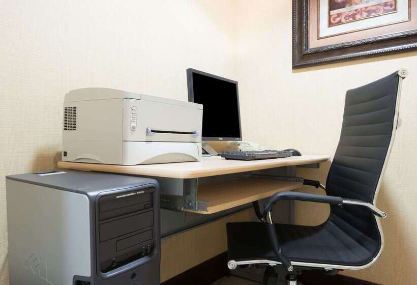 Отель Days Inn & Suites By Wyndham Prattville Montgomery