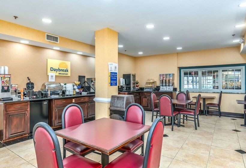 Отель Days Inn & Suites By Wyndham Prattville Montgomery