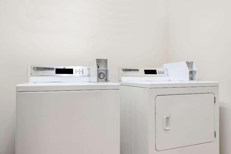 Отель Days Inn & Suites By Wyndham Prattville Montgomery