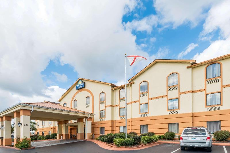 Отель Days Inn & Suites By Wyndham Prattville Montgomery
