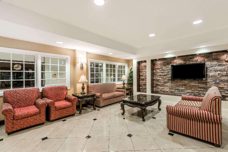 Отель Days Inn & Suites By Wyndham Prattville Montgomery