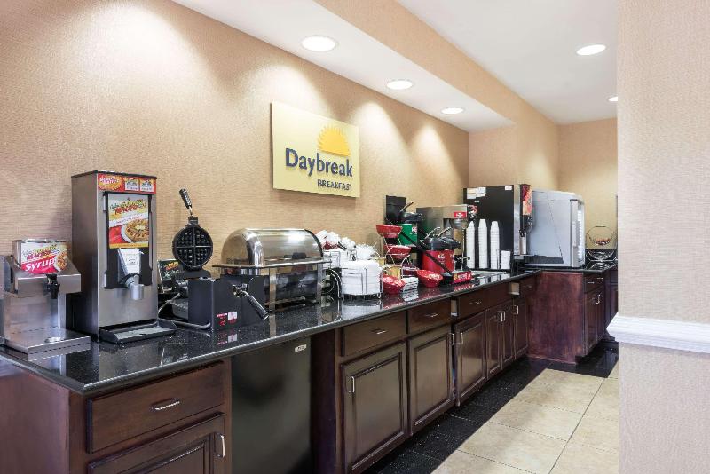 Отель Days Inn & Suites By Wyndham Prattville Montgomery