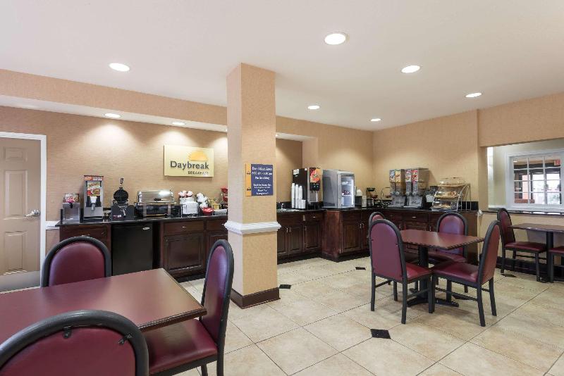 בית מלון כפרי Days Inn & Suites By Wyndham Prattville Montgomery