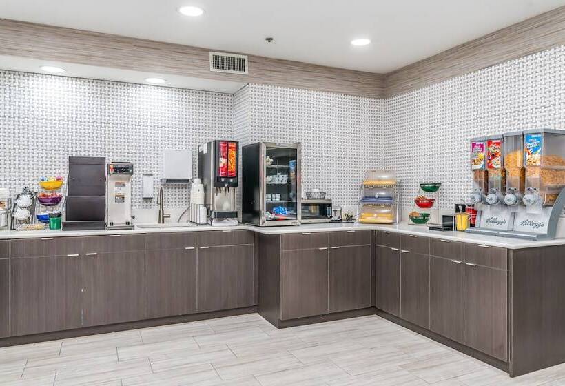 Отель Days Inn & Suites By Wyndham Prattville Montgomery