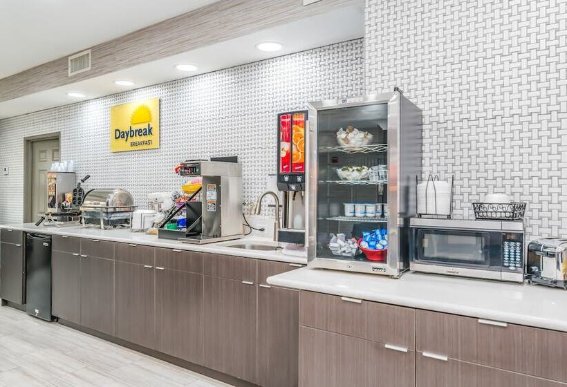 בית מלון כפרי Days Inn & Suites By Wyndham Prattville Montgomery