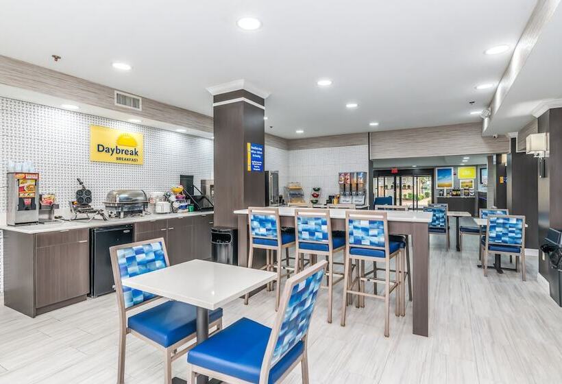 Отель Days Inn & Suites By Wyndham Prattville Montgomery