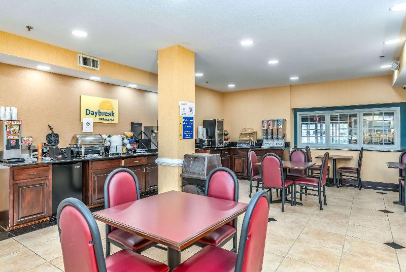 Отель Days Inn & Suites By Wyndham Prattville Montgomery