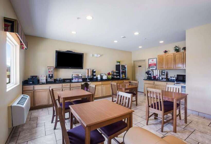 فندق Econo Lodge  Inn & Suites