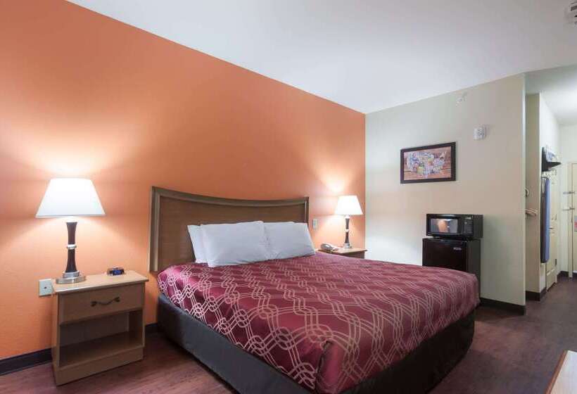 فندق Econo Lodge  Inn & Suites
