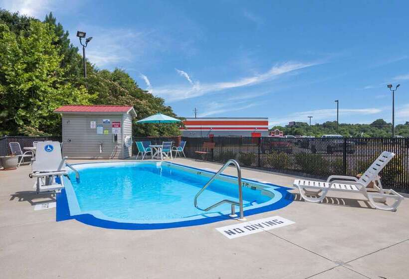 فندق Econo Lodge  Inn & Suites