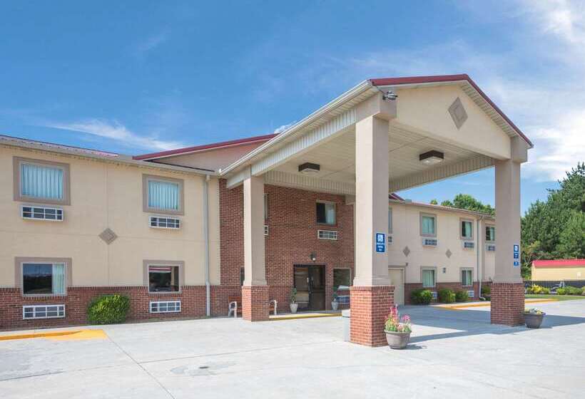 فندق Econo Lodge  Inn & Suites
