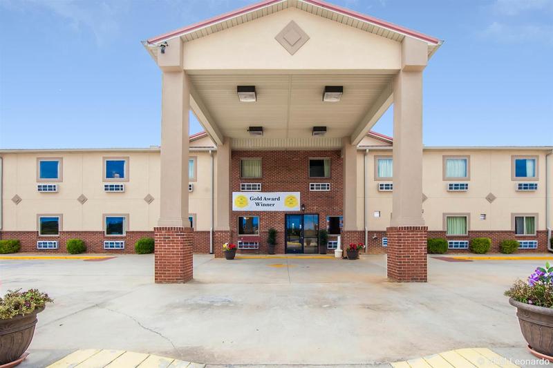 فندق Econo Lodge  Inn & Suites