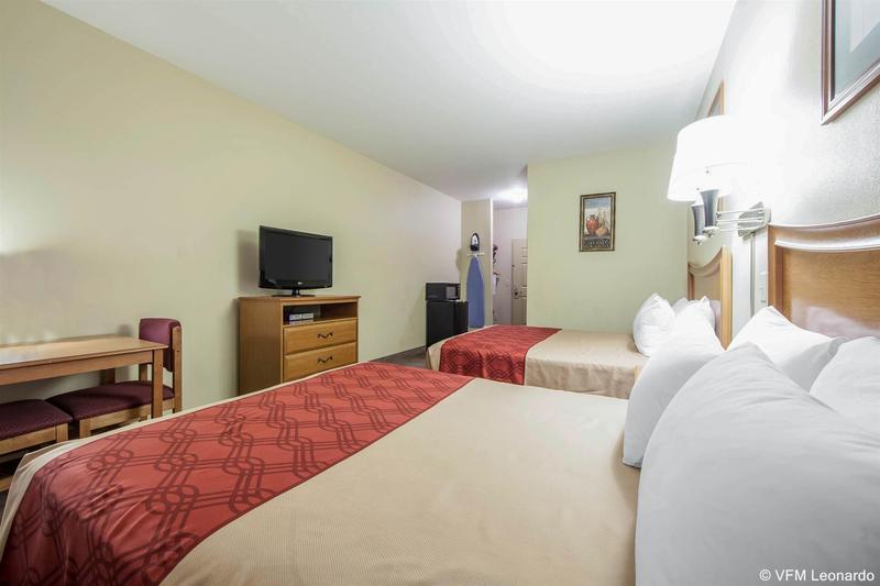فندق Econo Lodge  Inn & Suites