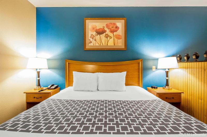 فندق Econo Lodge  Inn & Suites