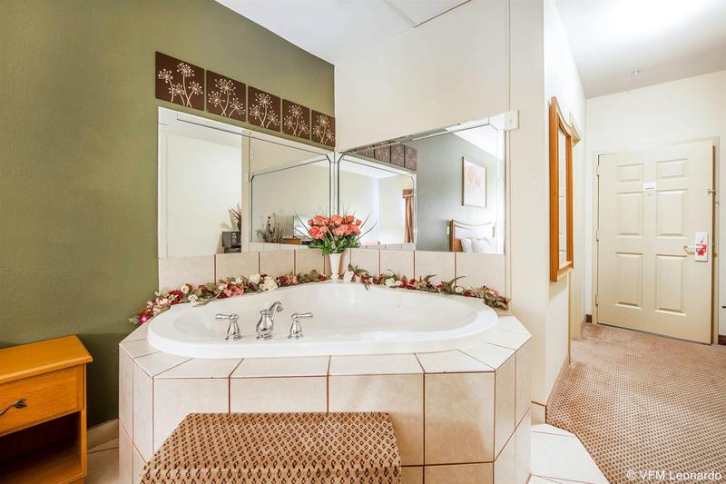 فندق Econo Lodge  Inn & Suites