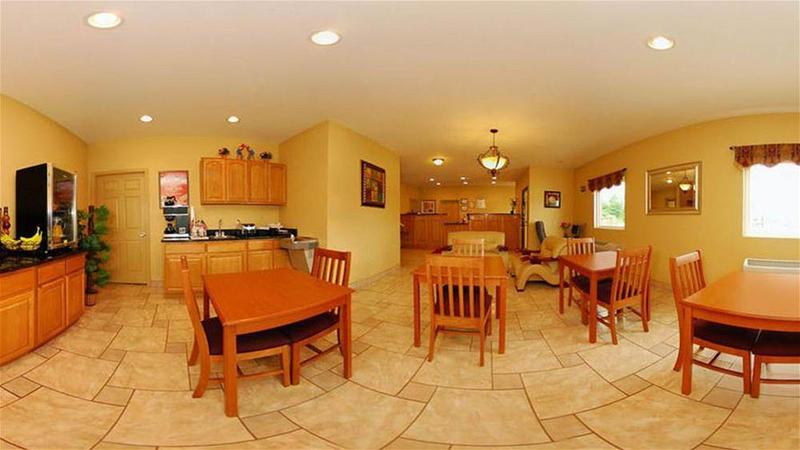 فندق Econo Lodge  Inn & Suites