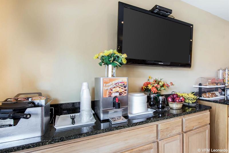 فندق Econo Lodge  Inn & Suites