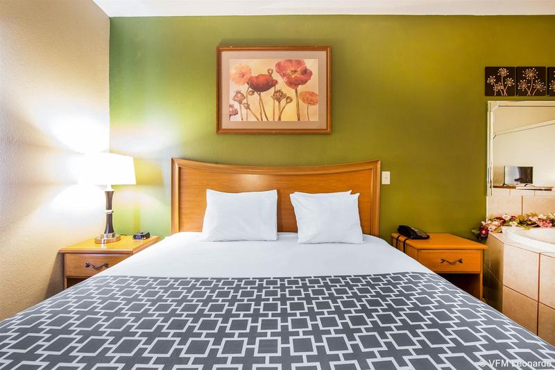 فندق Econo Lodge  Inn & Suites