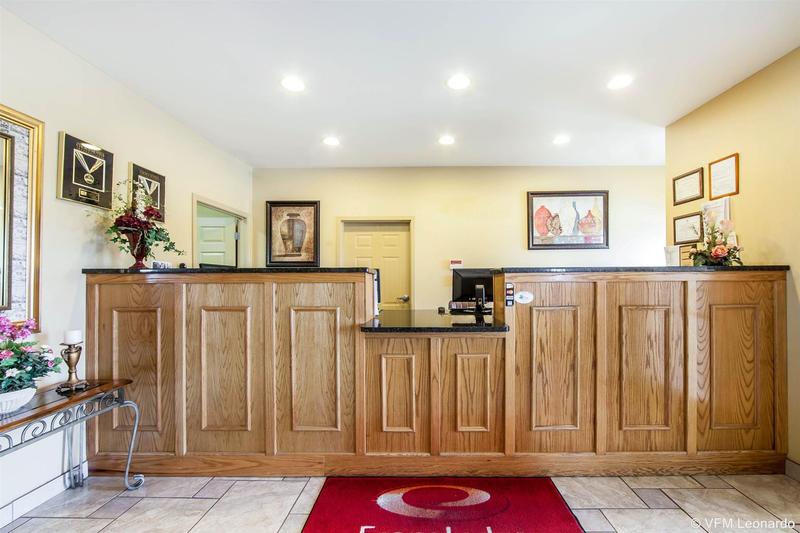 فندق Econo Lodge  Inn & Suites