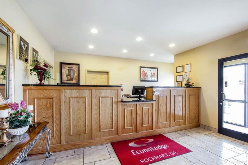 فندق Econo Lodge  Inn & Suites