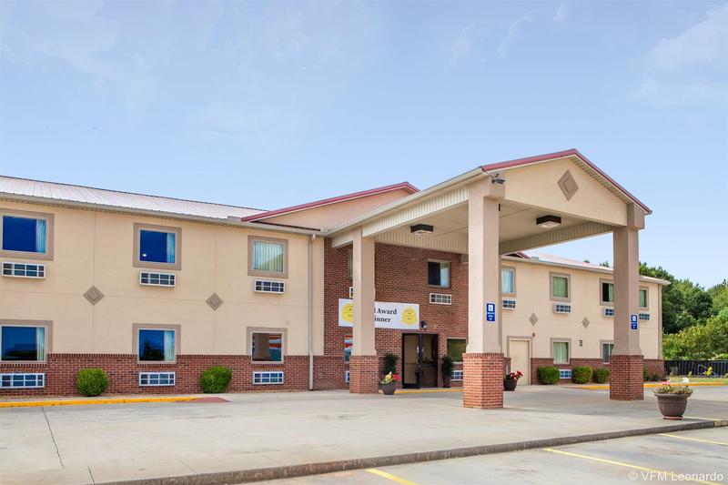 فندق Econo Lodge  Inn & Suites