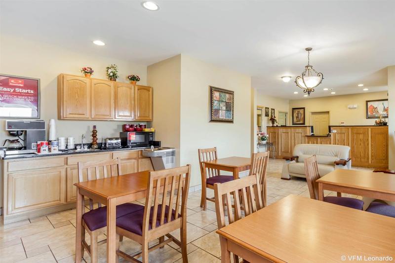 فندق Econo Lodge  Inn & Suites