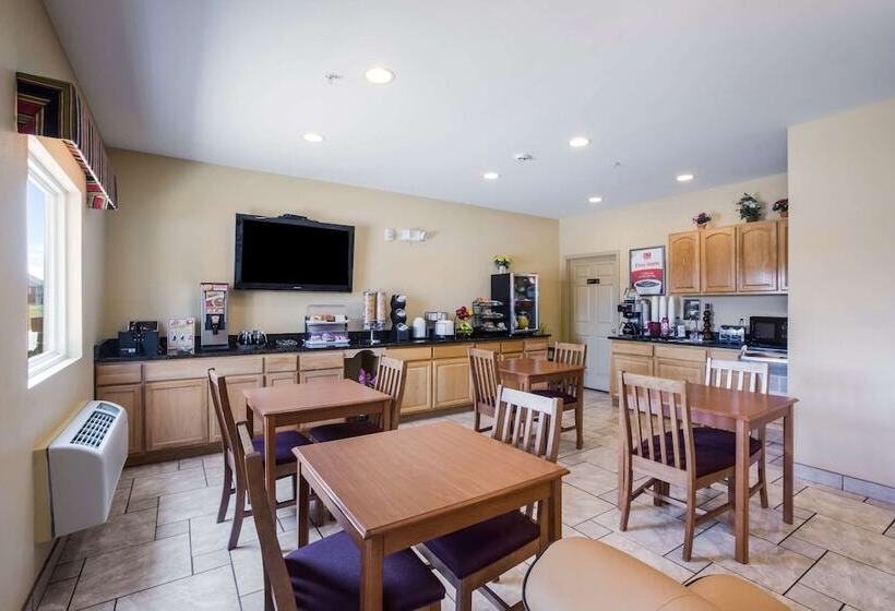 فندق Econo Lodge  Inn & Suites