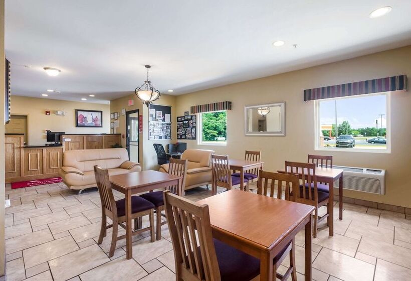 فندق Econo Lodge  Inn & Suites