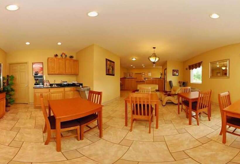 فندق Econo Lodge  Inn & Suites