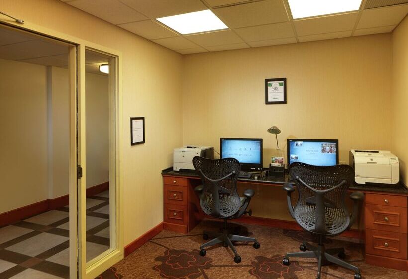 هتل Hilton Garden Inn Milford