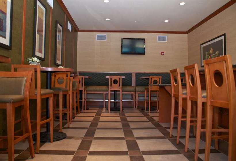 هتل Hilton Garden Inn Milford