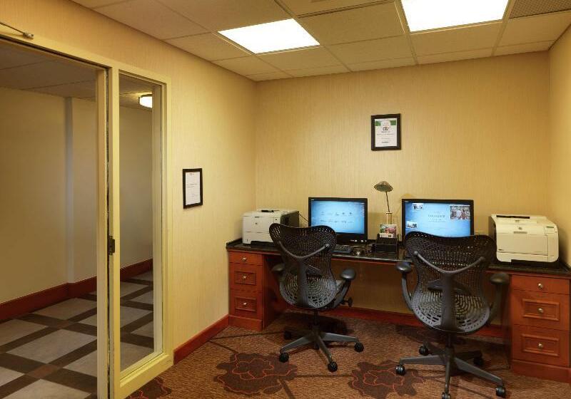 هتل Hilton Garden Inn Milford