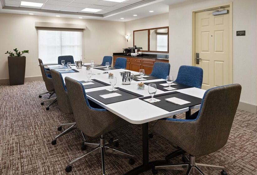 هتل Hilton Garden Inn Milford