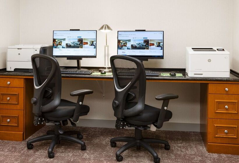 هتل Hilton Garden Inn Milford