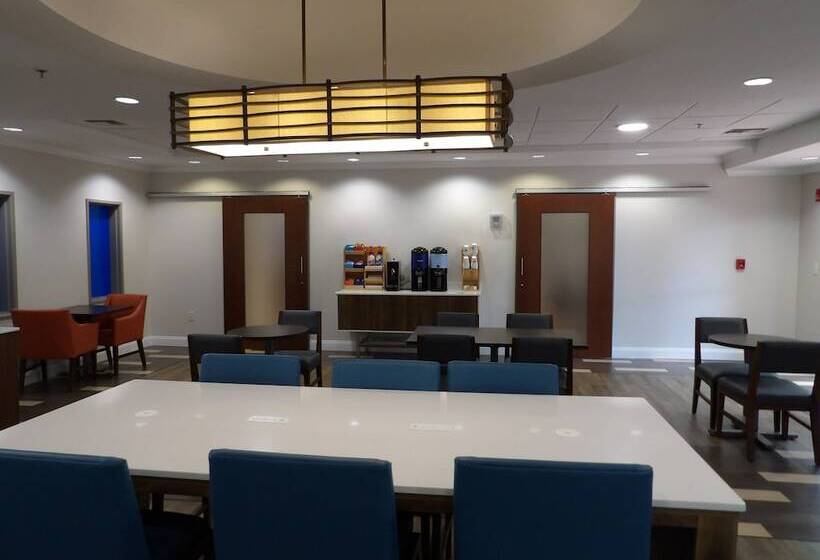 Отель Holiday Inn Express & Suites   Huntsville Airport, An Ihg