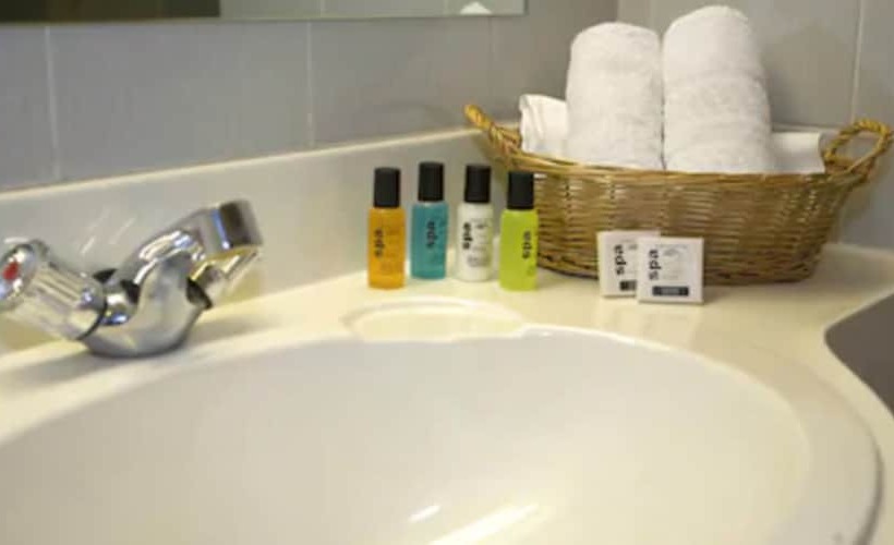 فندق Lakeside International