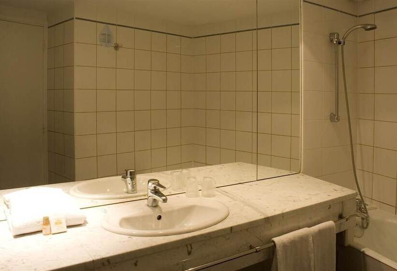 هتل Ours Blanc  Place Victor Hugo