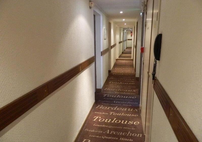 هتل Ours Blanc  Place Victor Hugo