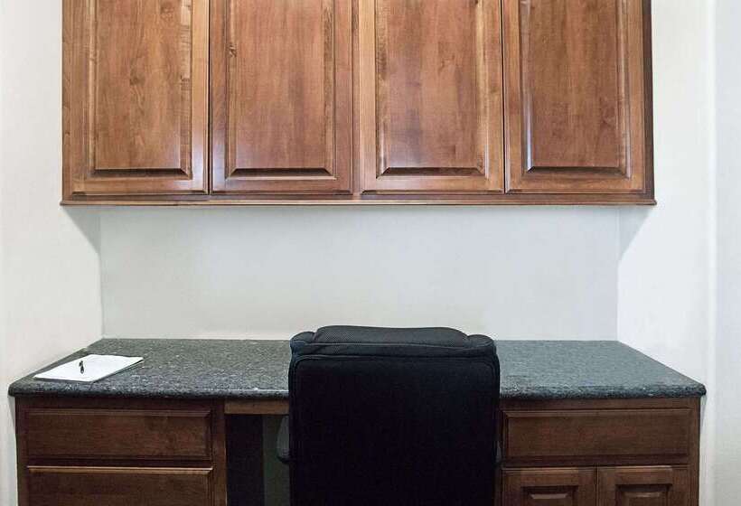 Отель Super 8 By Wyndham Montgomery/ Lake Conroe