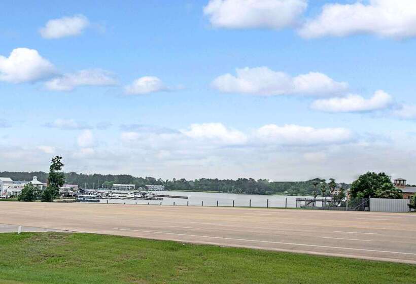 Отель Super 8 By Wyndham Montgomery/ Lake Conroe