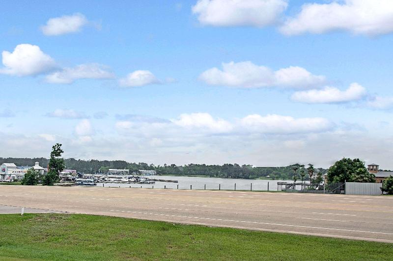 Отель Super 8 By Wyndham Montgomery/ Lake Conroe